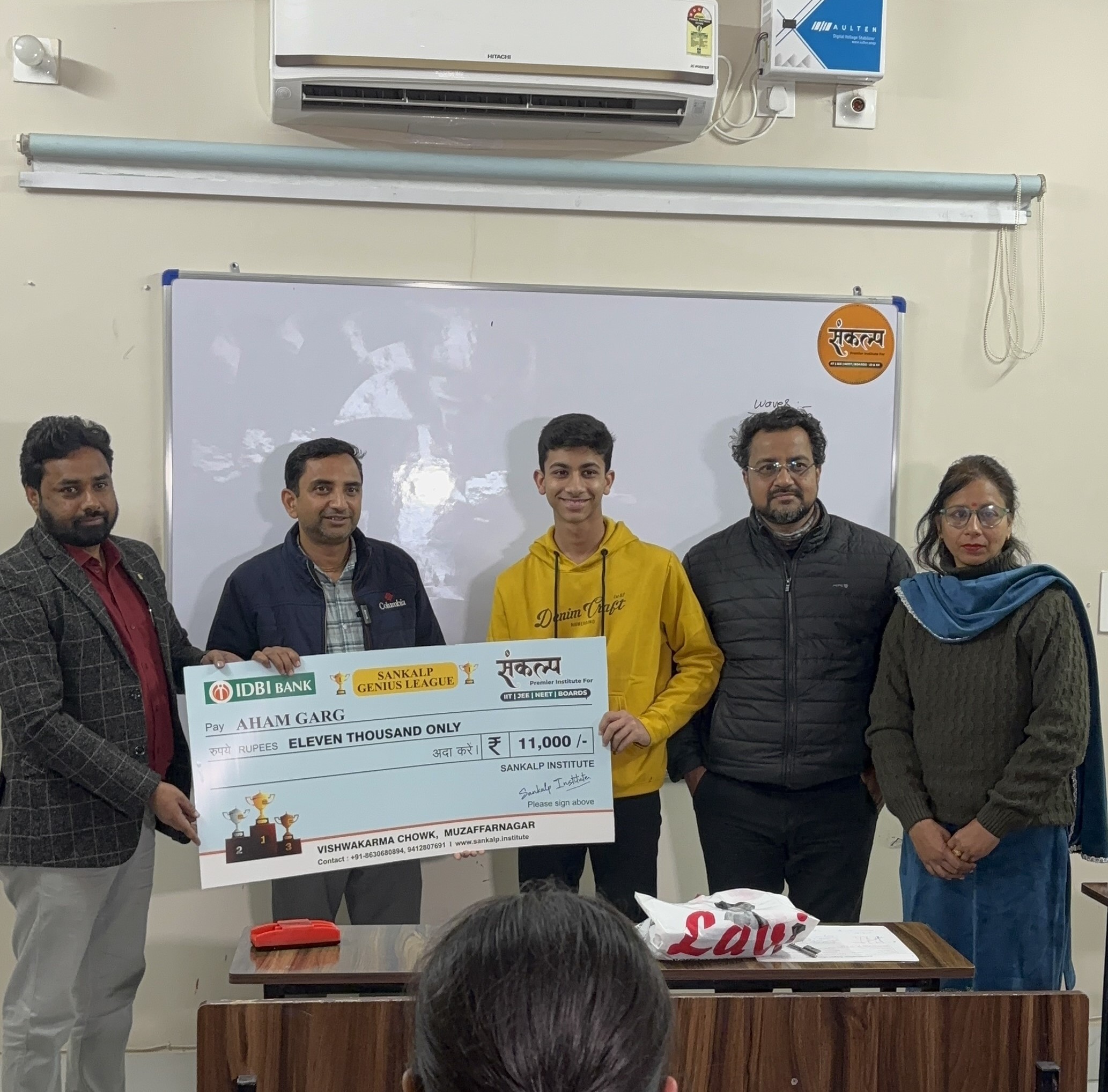 Aham Garg receiving prize